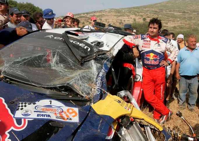 Sebastien Loeb stojí u svého zničeného vozu na Rallye Akropolis.