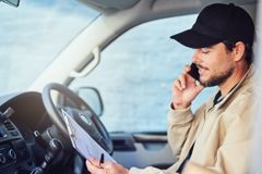 Nebezpeční řidiči dodávek: Za volantem telefonují 35 minut denně, 50 % bez handsfree