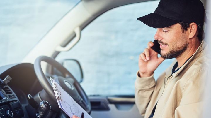 Nebezpeční řidiči dodávek: Za volantem telefonují 35 minut denně, 50 % bez handsfree