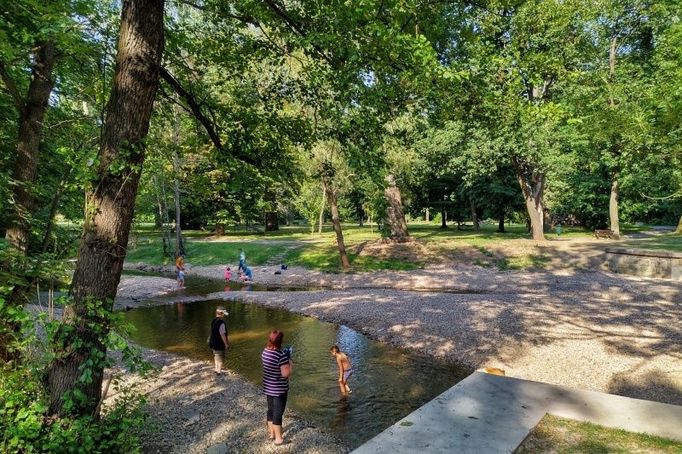 Revitalizace drobného vodního toku - náhonu - v parku Střelnice.