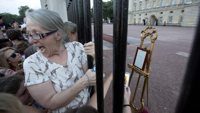 Na stojanu před Buckinghamským palácem visí oznámení: "Její královské veličenstvo Vévodkyně z Cambridge v pořádku porodila syna dnes ve 4:24 odpoledne. Jejímu královskému veličenstvu i dítěti se vede dobře."