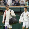Švýcarský tenista Roger Federer a Srb Novak Djokovič nastupují ke společnému utkání v semifinále Wimbledonu 2012.