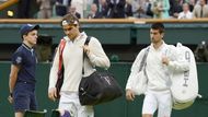 Švýcarský tenista Roger Federer a Srb Novak Djokovič nastupují ke společnému utkání v semifinále Wimbledonu. Vzájemná bitva, která byla vzhledem k soupeřům nejatraktivnějším duelem Wimbledonu, mohla začít.