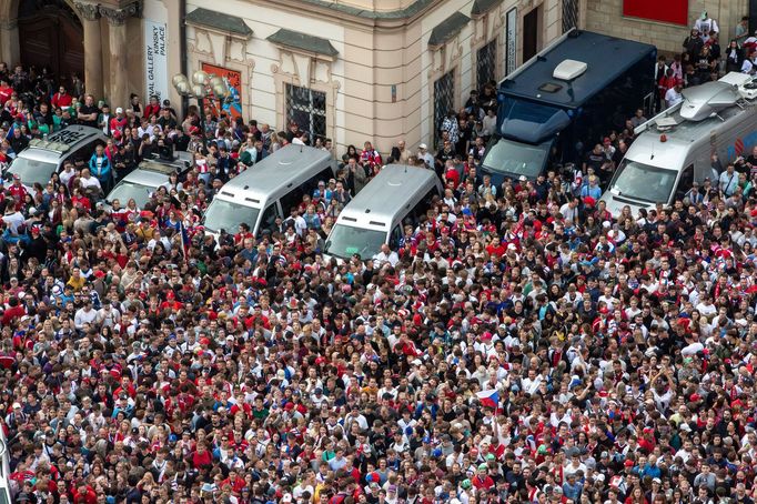 Fanoušci na Staroměstském náměstí v Praze sledují finále mezi Českem a Švýcarskem na MS v hokeji 2024.