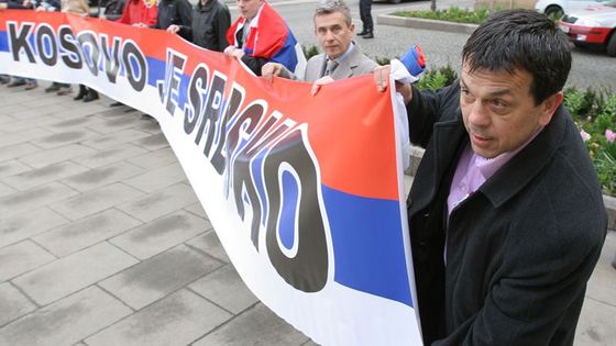 Před úřadem vlády se demonstrovalo za jednotné Srbsko. Přišlo padesát lidí