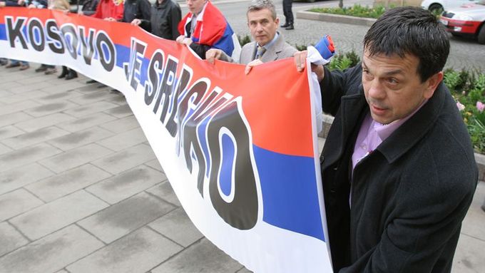 Foldyna na demonstraci proti uznání samostatného Kosova v roce 2008