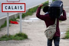 U tábora v Calais létaly kameny a lahve. Policie se chystá na evakuaci uprchlíků