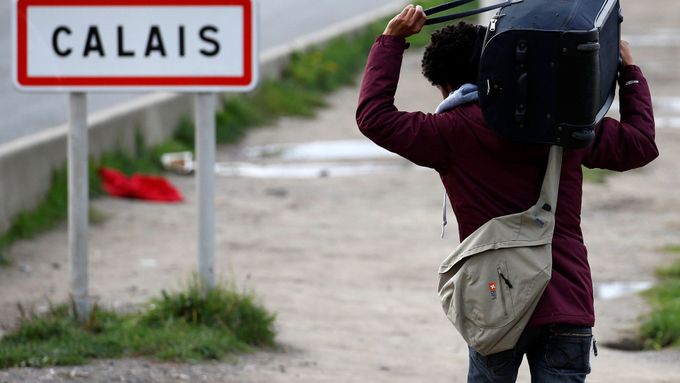 Jeden z migrantů opouští uprchlický tábor v Calais