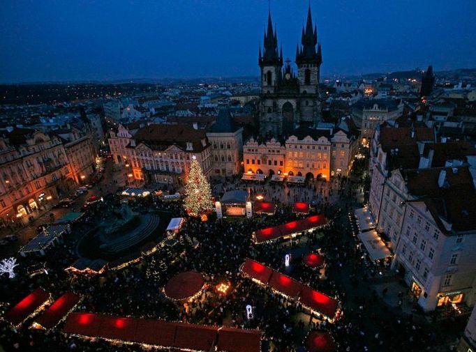 O prvním adventním víkendu se po celé zemi rozsvěcely vánoční stromečky. Takto se rozzářilo Staroměstské náměstí v Praze.