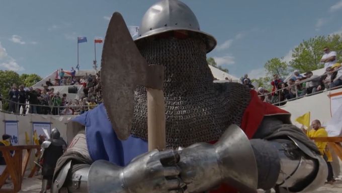 Stovky bojovníků z desítek zemí zavítaly na pražský Petřín na mistrovství světa ve středověkém kontaktním boji. Kvůli bezpečnosti jsou meče i halapar