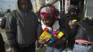 People scramble for food and supplies being handed outside a grocery store damaged by Hurricane Sandy in the Rockaways section of the Queens borough of New York November 1, 2012. New York power company Consolidated Edison Inc said Thursday it still had about 659,400 homes and businesses without power three days after monster storm Sandy slammed into the U.S. East Coast. REUTERS/Shannon Stapleton (UNITED STATES - Tags: ENVIRONMENT DISASTER) Published: Lis. 1, 2012, 4:15 odp.