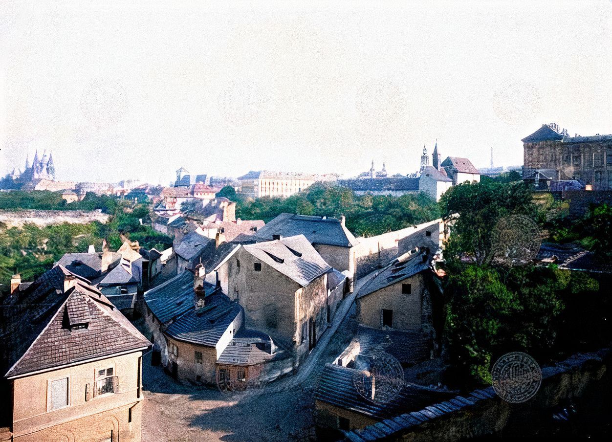 Tenkrát, Praha, historie, Domácí