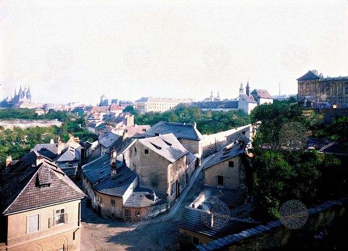 Panoramatický pohled na Nový Svět na Hradčanech. V pozadí vlevo část chrámu sv. Víta, vpravo část Černínského paláce (dům čp. 101 na Hradčanech). Cca 1900. Kolorováno