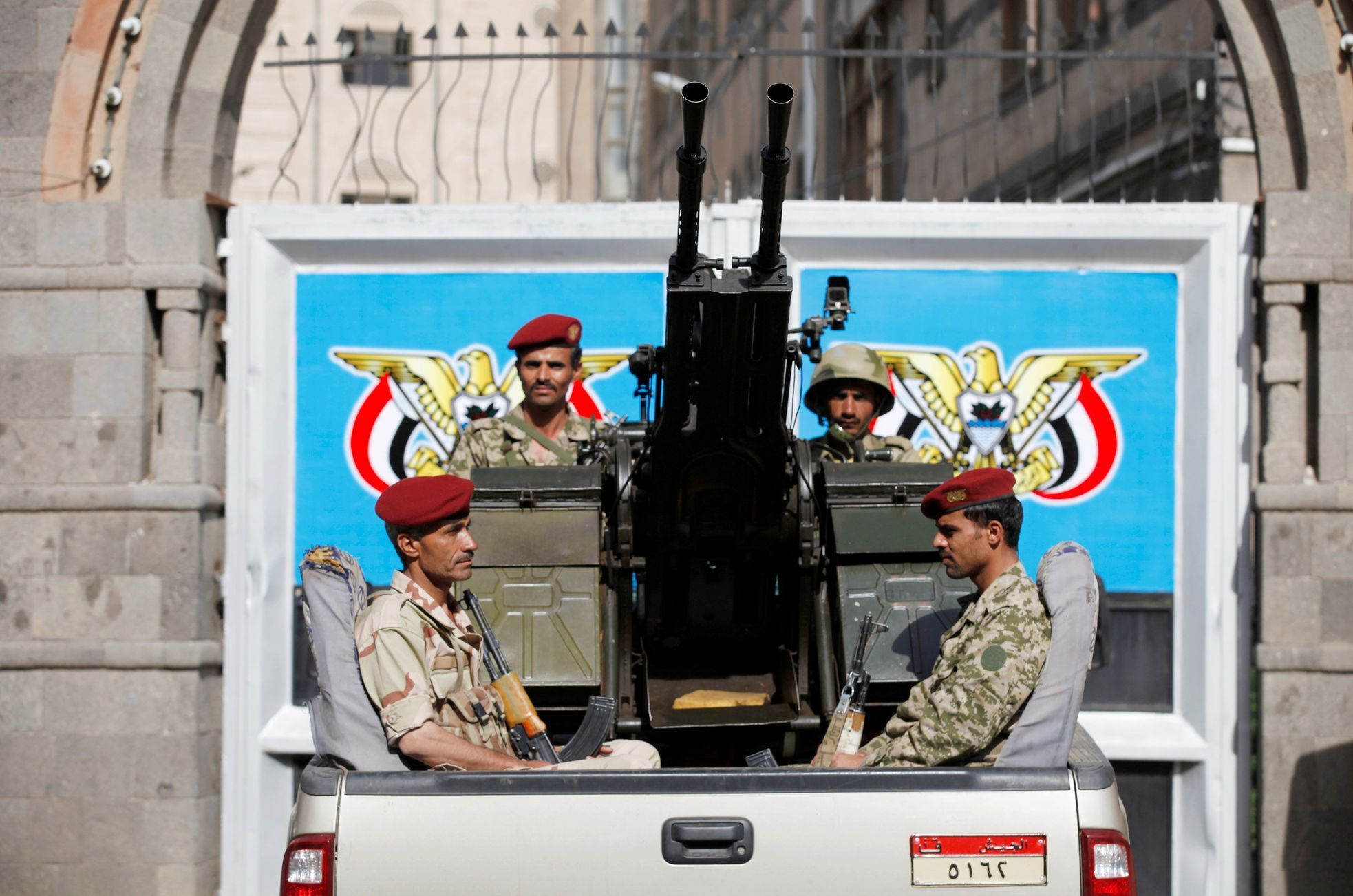 Vojáci střeží zasedání parlamentu v Jemenu.