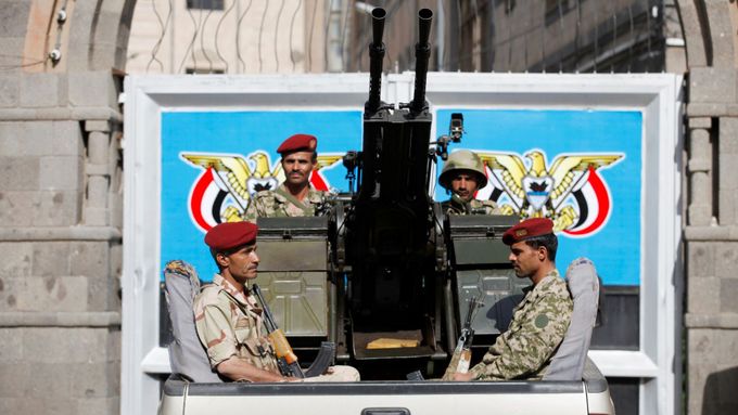 Vojáci střeží zasedání parlamentu v Jemenu, který ovládají šíitští povstalci.