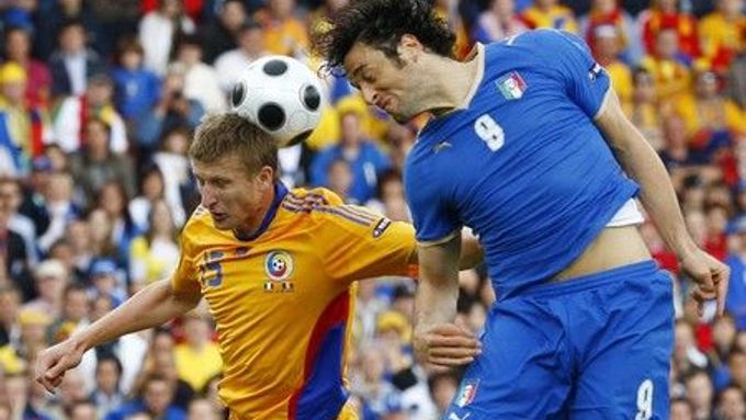 Spoustu hlavičkových soubojů vyhrál italský dlouhán Luca Toni.