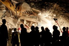 Mrtvých po italském zemětřesení je nejméně 247. V noci našli záchranáři živou dívku v troskách domu