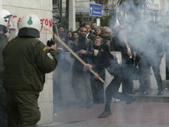 Některým účstníkům protestu se přítomnost policistů v aténských ulicích nelíbí.