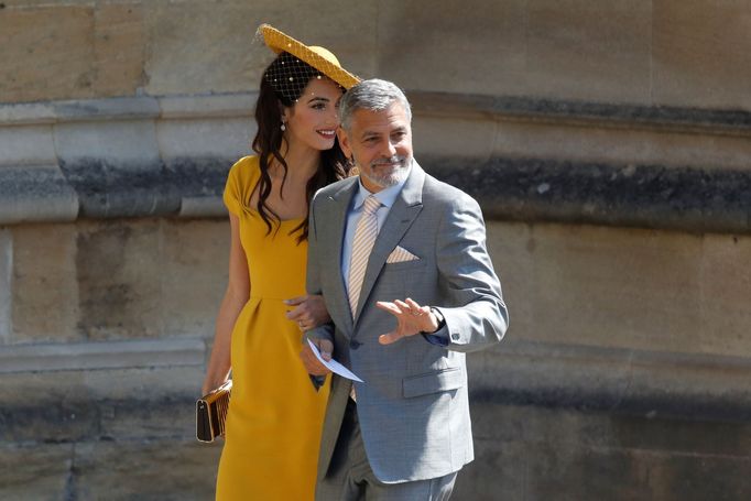 George Clooney s manželkou Amal přijíždějí na královskou svatbu.