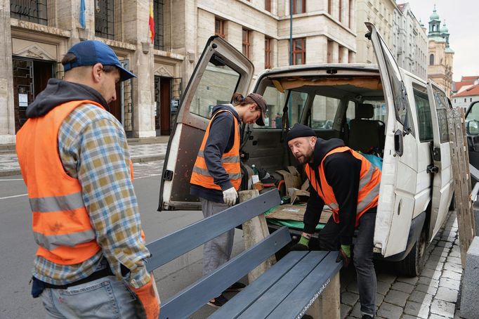 Demonstrativní umístění opravené lavičky, která měla sloužit jako reklamní poutač, zpět do veřejného prostoru.