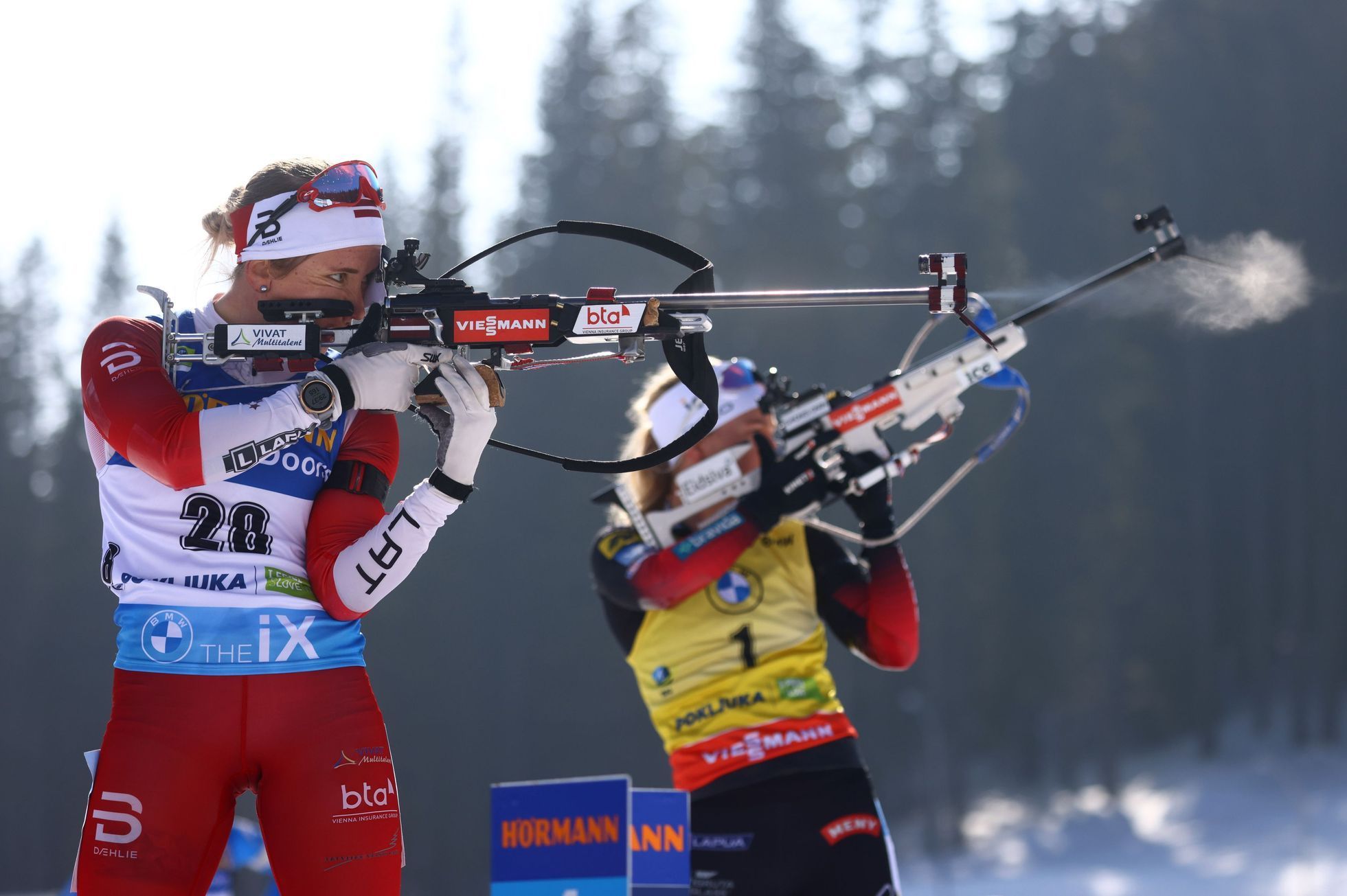 Baiba Bendikaová a Tiril Eckhoffová na MS v biatlonu 2021