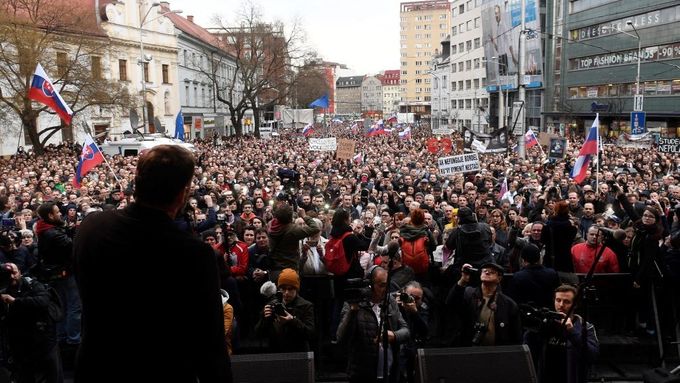 Čtvrteční demonstrace v Bratislavě se podle slovenských médií zúčastnilo okolo 30 tisíc lidí.