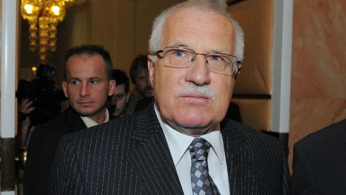 Václav Klaus opouští jednací sál Ústavního soudu