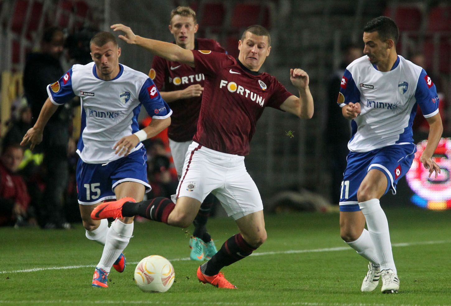 Fotbalisté Sparty Praha proti Kirjatu Šmoně v utkání Evropské ligy 2012/13.