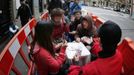 People play card games as they queue outside an Apple store and wait to buy an iPhone 5, in central Sydney September 21, 2012. Apple Inc's iPhone 5 hit stores around the globe on Friday, with fans snapping up the device that is expected to fuel a huge holiday quarter for the consumer giant. REUTERS/Tim Wimborne (AUSTRALIA - Tags: BUSINESS SCIENCE TECHNOLOGY TELECOMS) Published: Zář. 20, 2012, 11:19 odp.