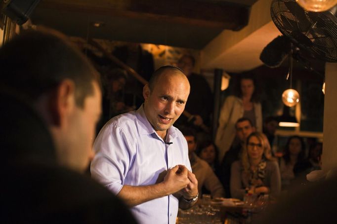 Naftali Bennett na předvolebním mítinku v Tel Avivu.