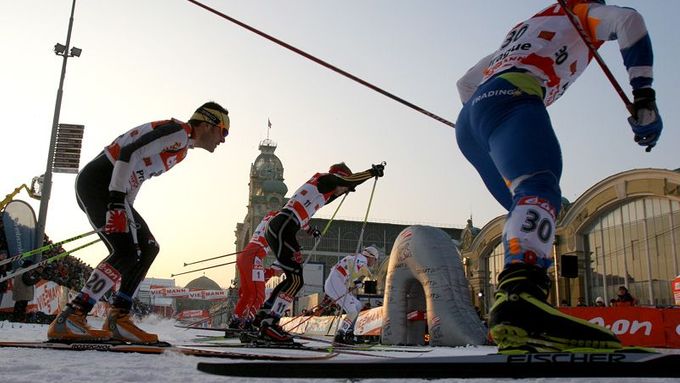Pražská lyže: první čtvrtfinále mužské kategorie, krátce po startu.