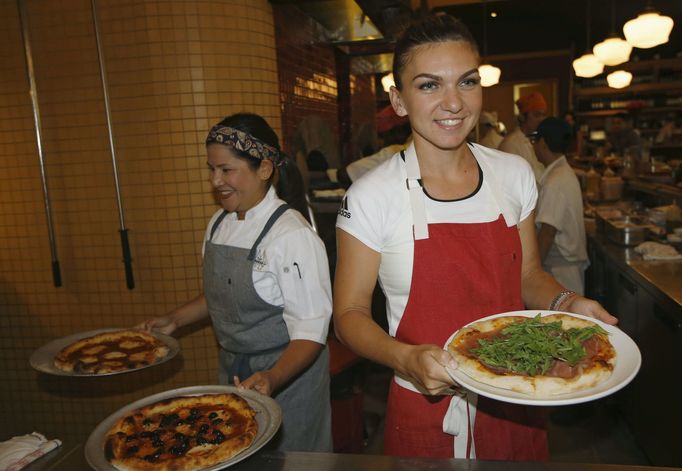 Simona Haelpová s pizzou, kterou se naučila dělat v Singapuru