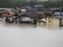 Rakouské město Kössen pod vodou po vydatných deštích.