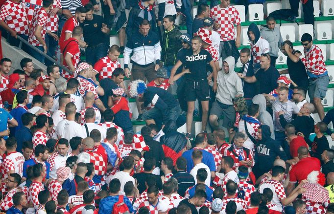 Euro 2016,Česko-Chorvatsko: výtržnosti chorvatský fanoušků