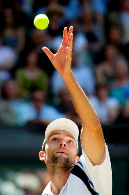 Ivo Karlovič servíruje na Wimbledonu