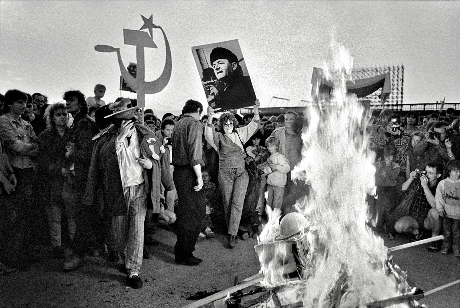 Dana Kyndrová: Normalizace - Listopad 89 - Odchod vojsk, Galerie 4, Cheb. Ukázky z výstavy