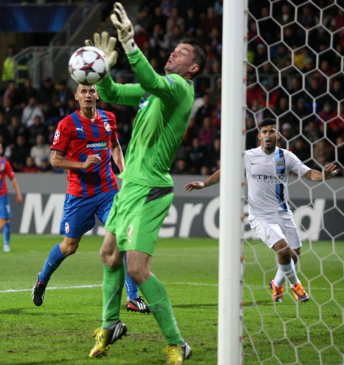 Plzeň vs. Manchester City, utkání Ligy mistrů (Kozáčik likviduje šanci Džeka)