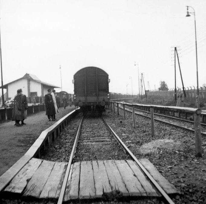 Poslední transport hlavního odsunu Němců byl vypraven ze stanice Dvory u Karlových Varů za účasti členů vlády 29. října 1946.