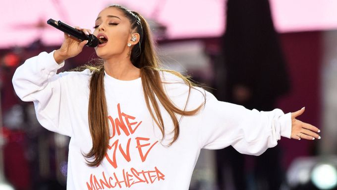 Ariana Grande zpívá song One Last Time na koncertu věnovaném obětem teroristického útoku v Manchesteru.