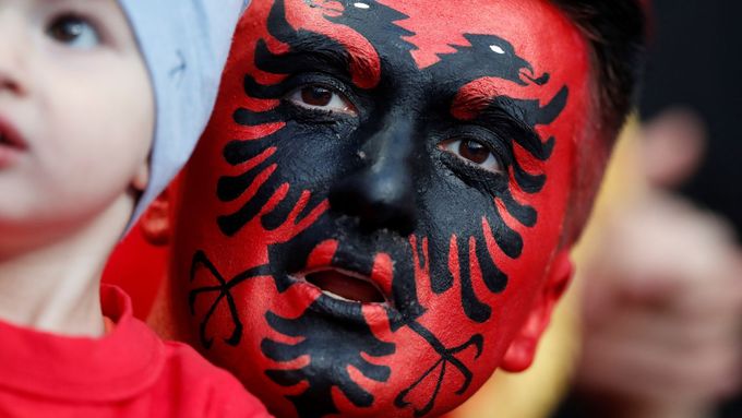 Albánský fanoušek v hledišti stadionu v St. Denis se nestačil divit, co to francouzští pořadatelé jeho zemi vyvádějí...