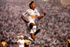 VIDEO Neymarův supergól na hattrick Ronaldinha nestačil
