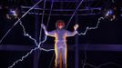 Magician David Blaine channels bolts of electricity from various tesla coils charged with one million volts of electricity during a stunt on Pier 54 in New York, October 5, 2012. Blaine hopes to stand in the same position for 72 hours. REUTERS/Andrew Burton (UNITED STATES - Tags: SOCIETY ENTERTAINMENT) Published: Říj. 6, 2012, 3:58 dop.