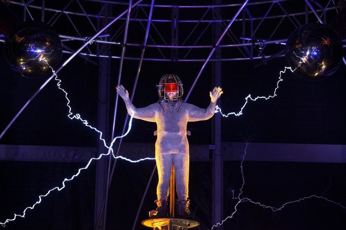 Magician David Blaine channels bolts of electricity from various tesla coils charged with one million volts of electricity during a stunt on Pier 54 in New York, October 5, 2012. Blaine hopes to stand in the same position for 72 hours. REUTERS/Andrew Burton (UNITED STATES - Tags: SOCIETY ENTERTAINMENT) Published: Říj. 6, 2012, 3:58 dop.