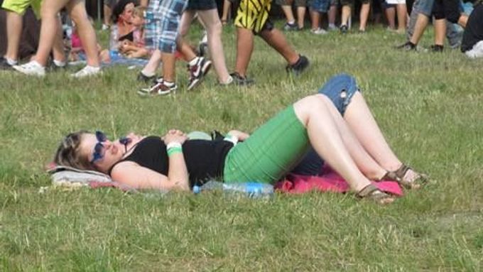 Na čistých festivalech si návštěvníci užijí i ležení v trávě.