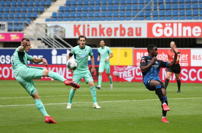 27. kolo německé bundesligy 2019/20, Paderborn - Hoffenheim: Hostující Pavel Kadeřábek (vlevo) při střele.