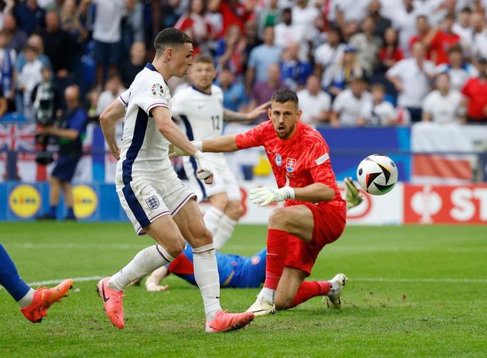 Phil Foden dává neuznaný gól v osmifinále Eura 2024 Anglie - Slovensko