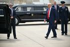Trumpova "nekonečná" kolona sama sobě zavinila zácpu. Podívejte se