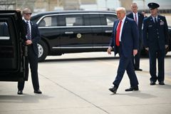Trumpova "nekonečná" kolona sama sobě zavinila zácpu. Podívejte se
