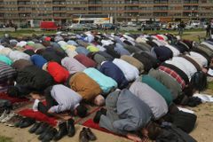 Hřích policie v mešitě odstartoval antiislámskou propagandu