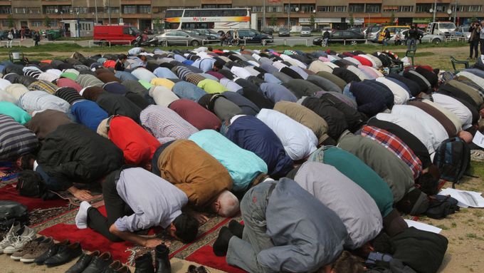 Muslimové v pátek 2. května na Letné pokojně protestovali proti zásahu ÚOOZ v mešitě před páteční modlitbou.